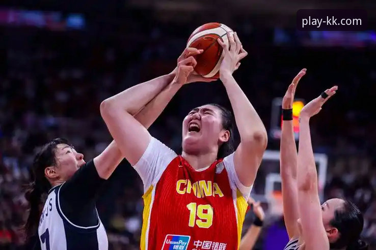 中国女篮如何用“一大四小”与“双塔”战术锁定胜局？实战复盘与观赛平台选择